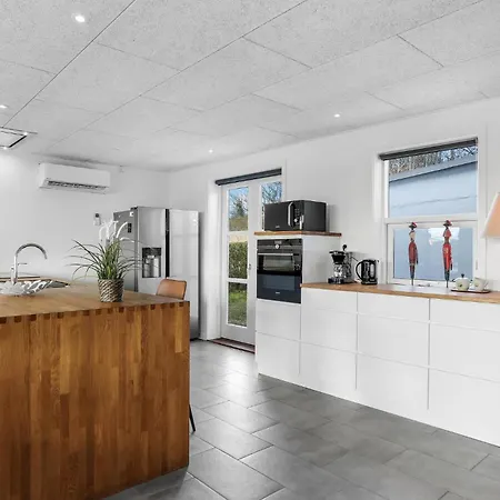 Nyaraló In With Kitchen Allinge-Sandvig